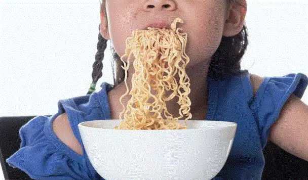 أضرار الاندومي للاطفال