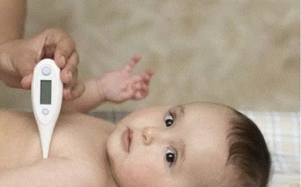 كيف تخفضين درجة حرارة الطفل بسرعة وبساطة؟ 1
